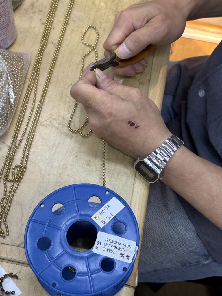 アクセサリー用チェーンのカット加工