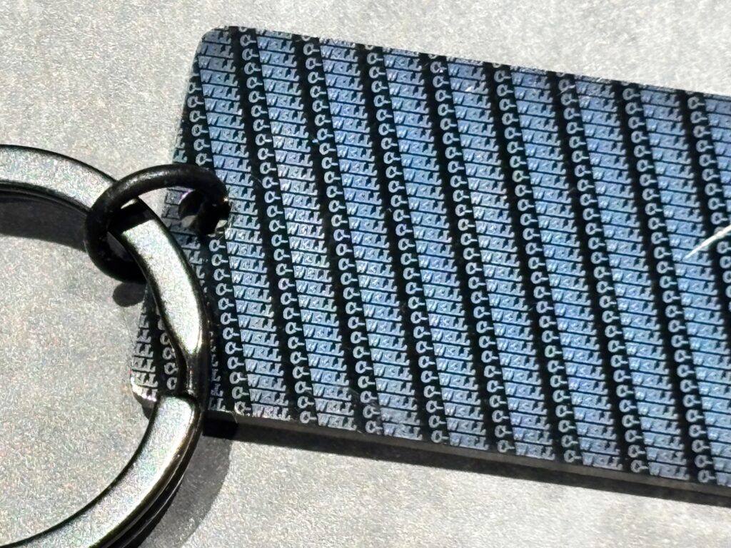 文字や模様をレーザー彫刻した金属製キーホルダーのサンプル