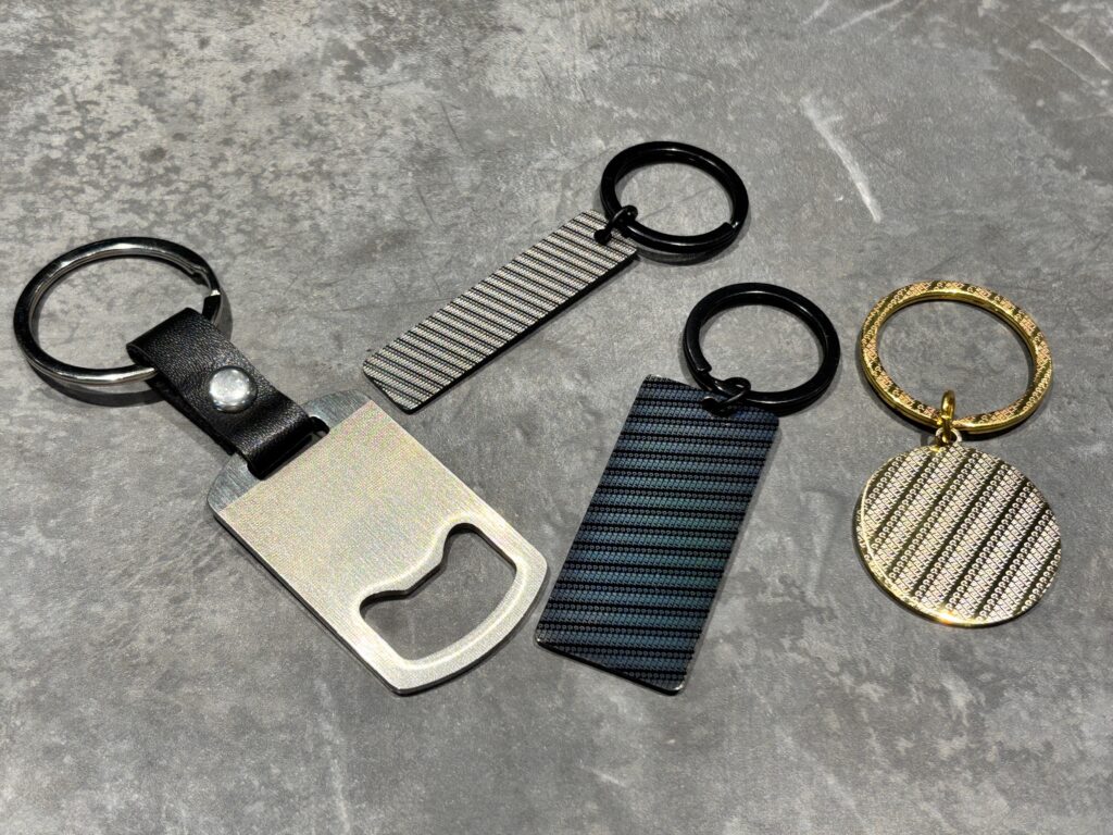ロゴや文字をレーザー彫刻した金属製キーホルダーのサンプル