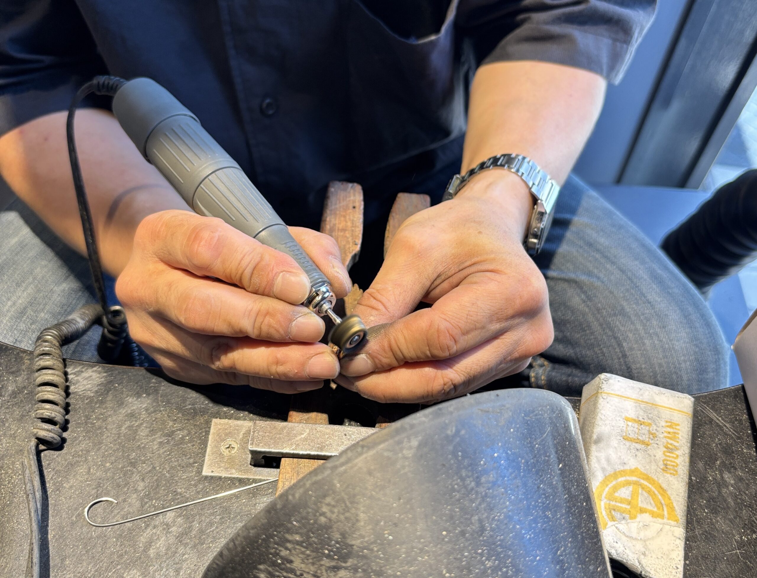 金属製アクセサリーパーツを磨き加工している職人の手元