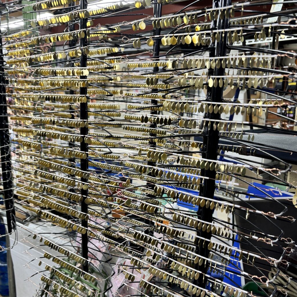 メッキ加工のため治具に取り付けられた金属パーツ