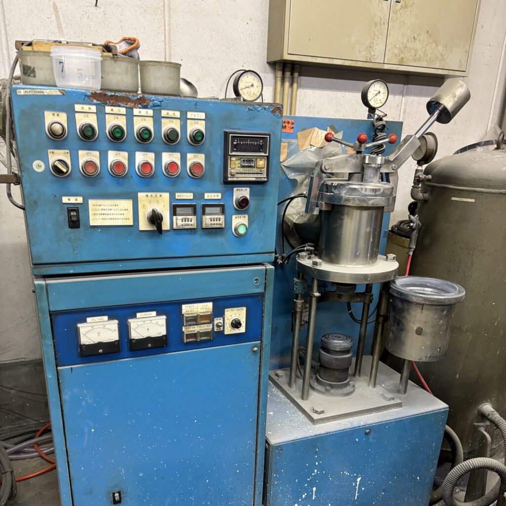 アクセサリーのロストワックス鋳造に使用する真空鋳造機