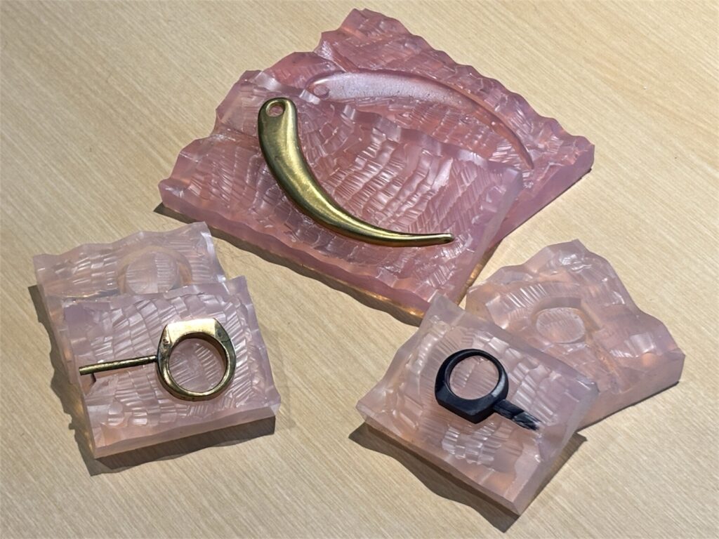 アクセサリーの原型とロストワックス鋳造に使用するゴム型