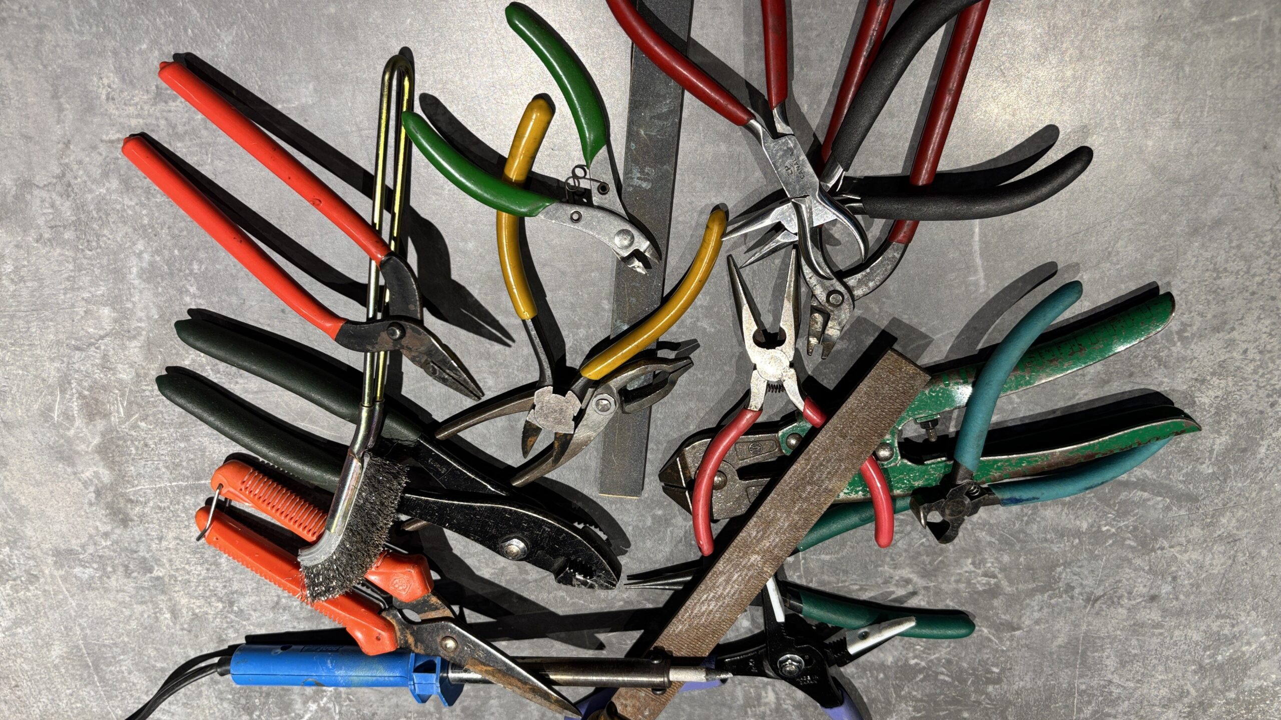 アクセサリー製造で使用するペンチやヤスリなどの工具